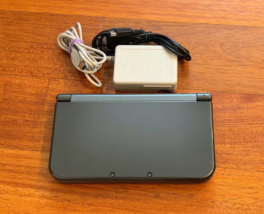 New Nintendo 3DS XL Metallic Black Console With Charger